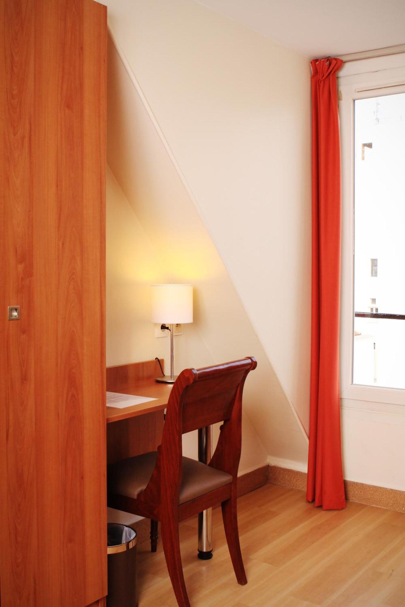 Chambre Simple (Douche et Toilettes Communes au Même Étage)